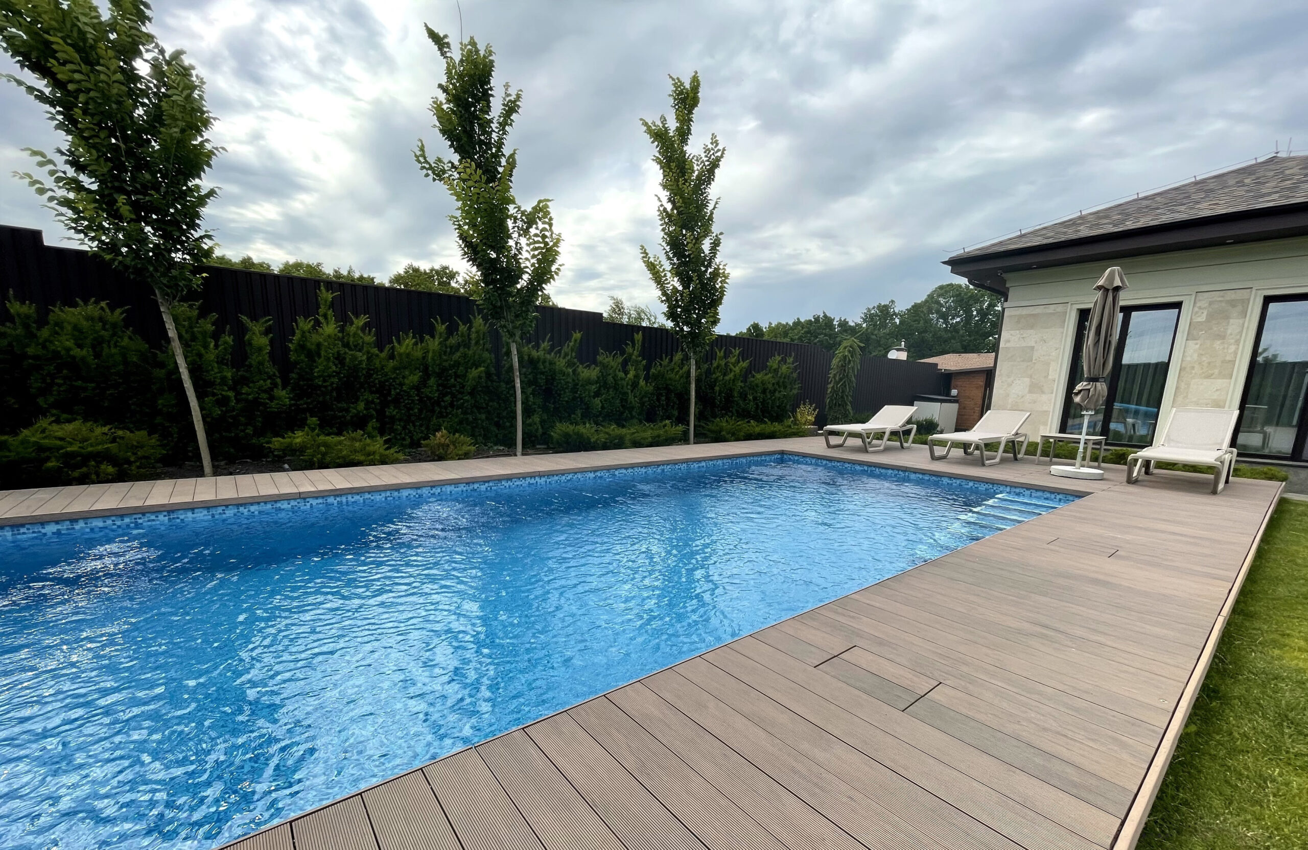 Poolside terrace with BRUGGAN Multicolor Wenge composite decking