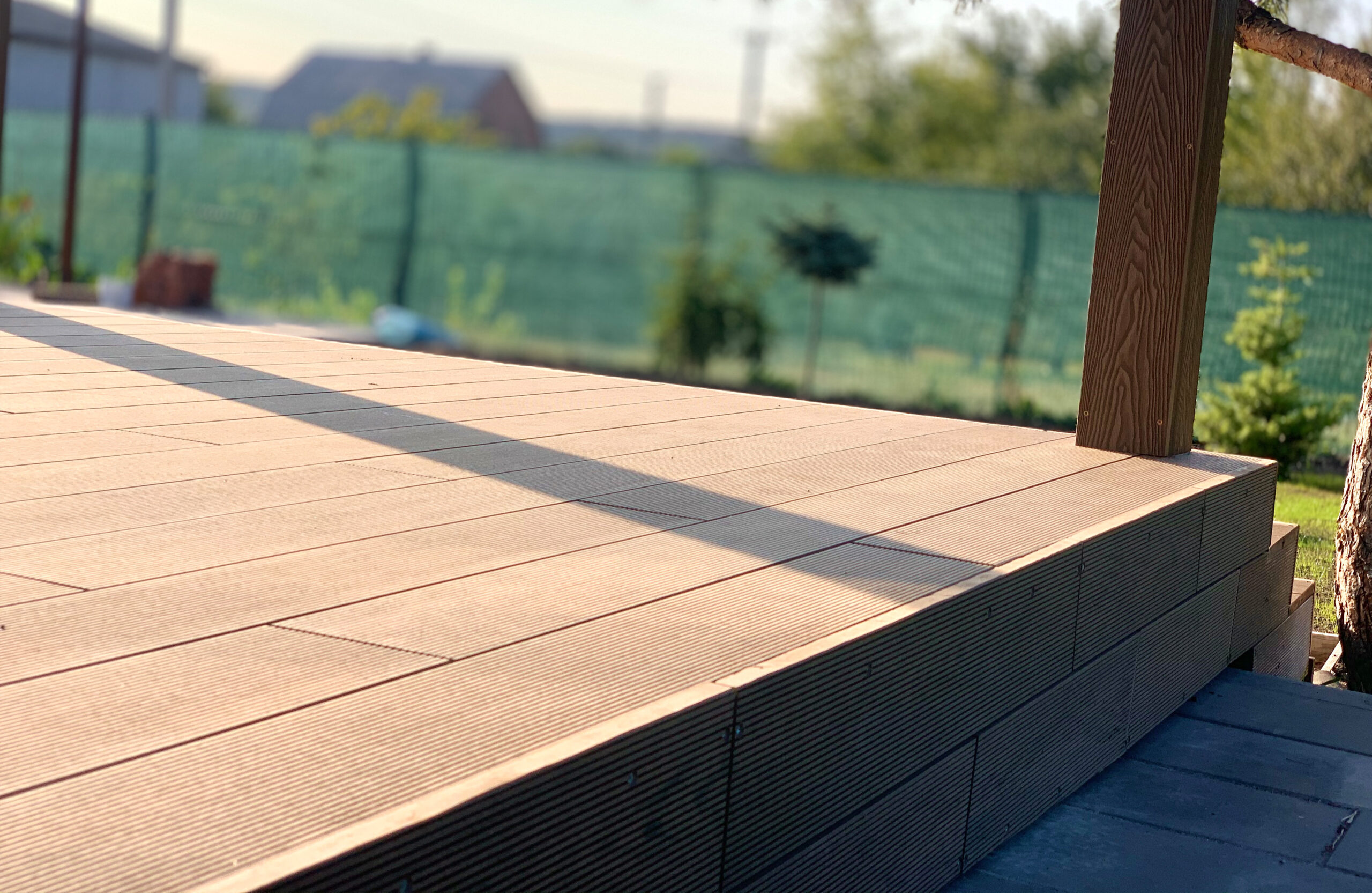BRUGGAN Multicolor Wenge composite decking on a spacious garden terrace