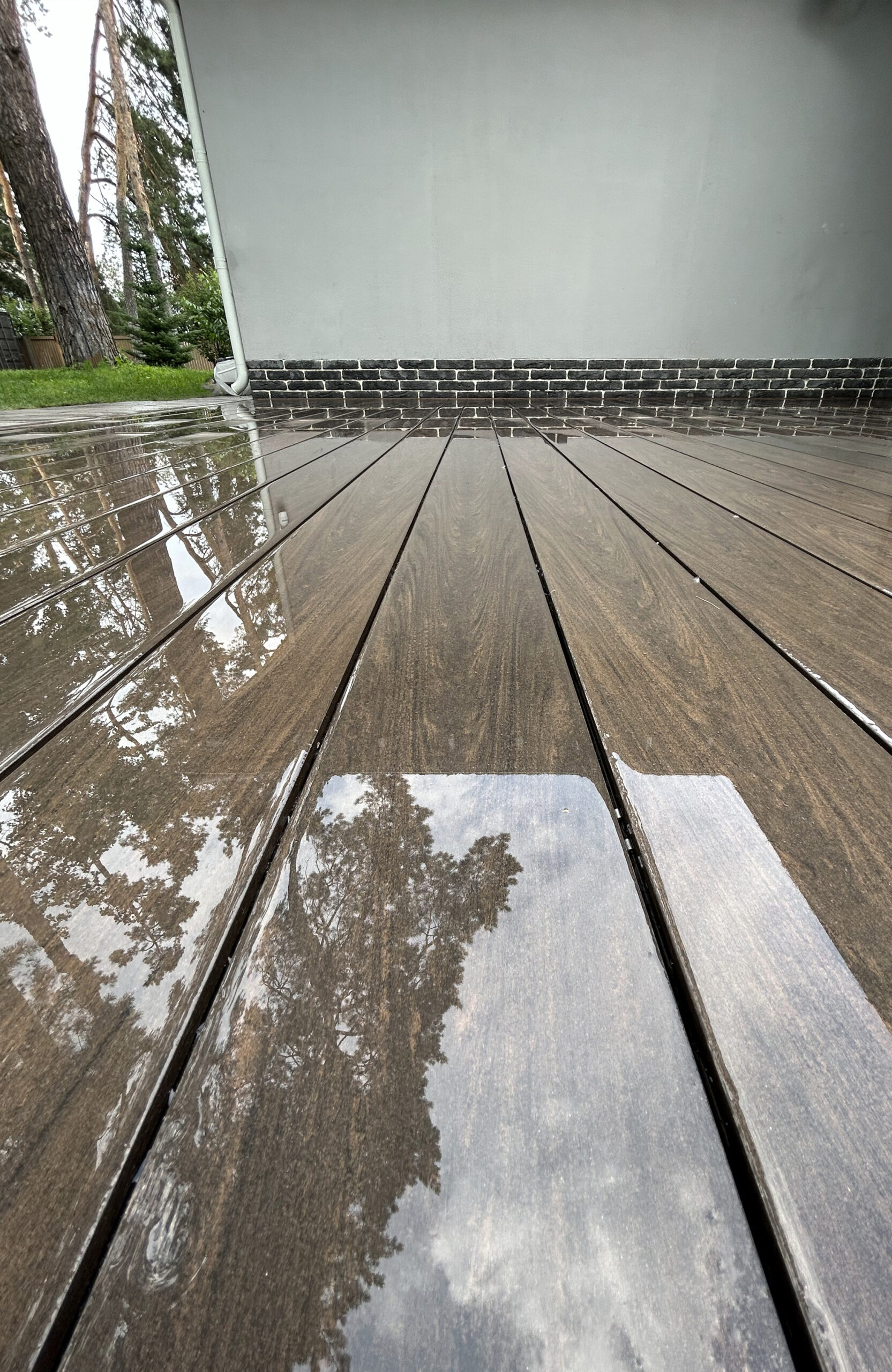 BRUGGAN Multicolor Wenge composite decking on a covered terrace of a private house