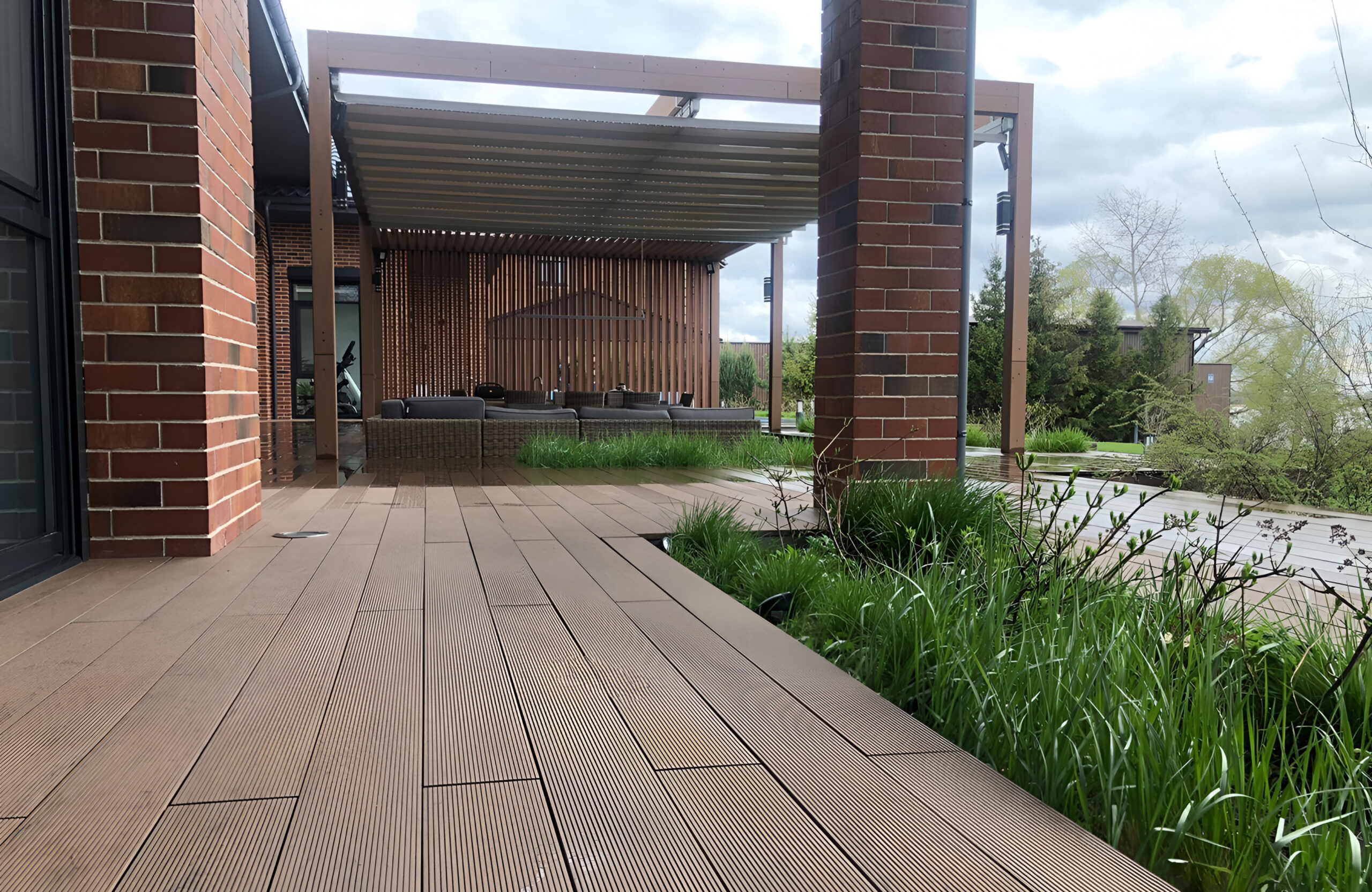 BRUGGAN Multicolor Wenge deck with pergola, steps and garden landscaping