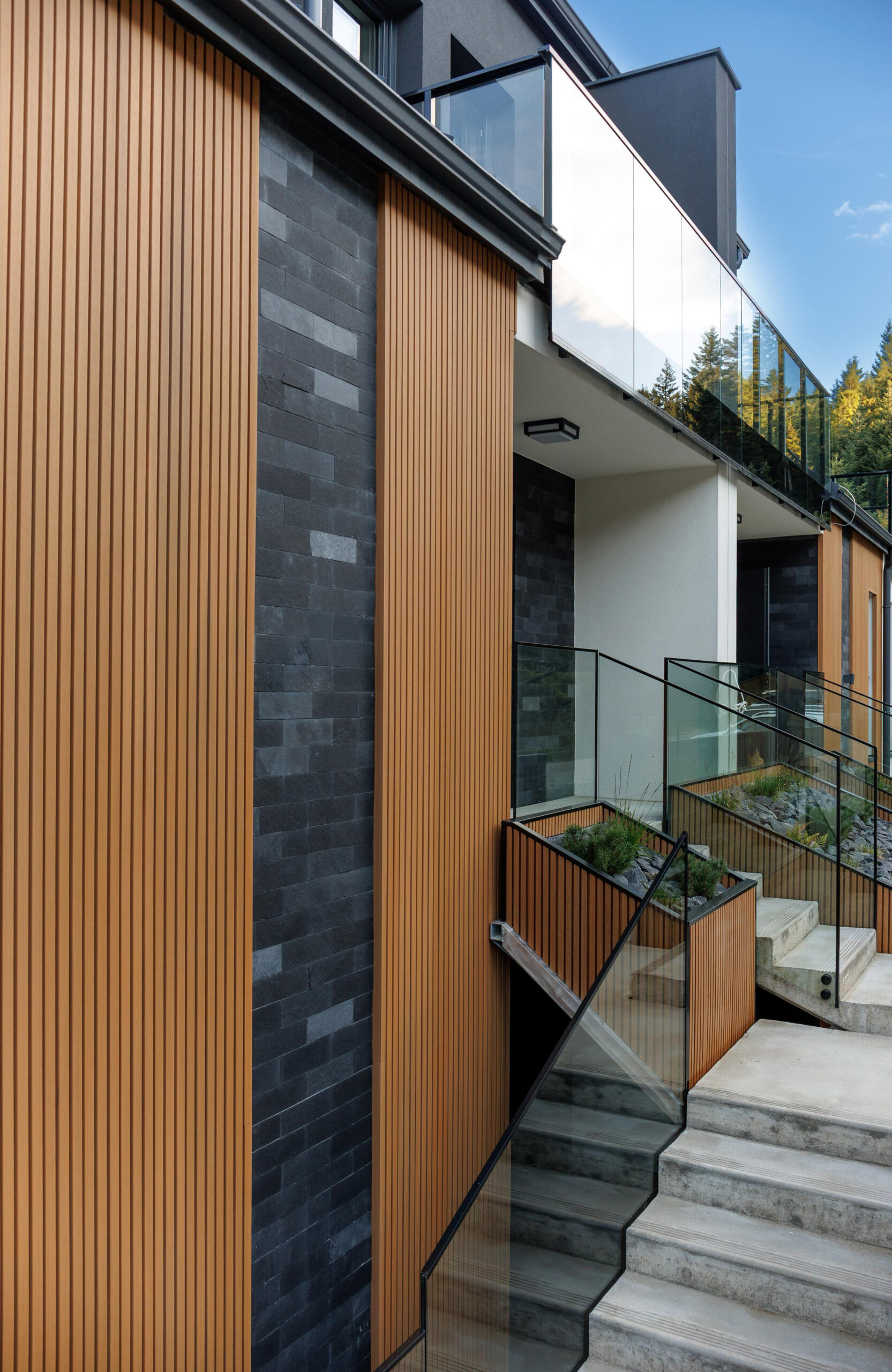 LEGRO Maple facade boards combined with dark stone and glass elements