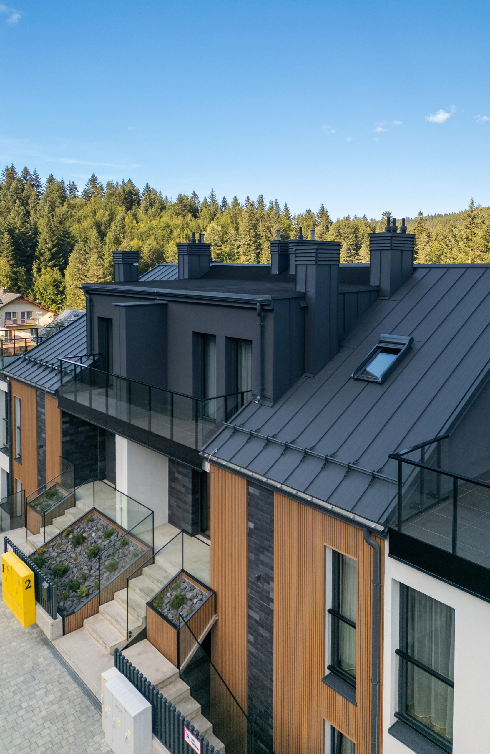 LEGRO Maple facade boards combined with dark stone and glass elements