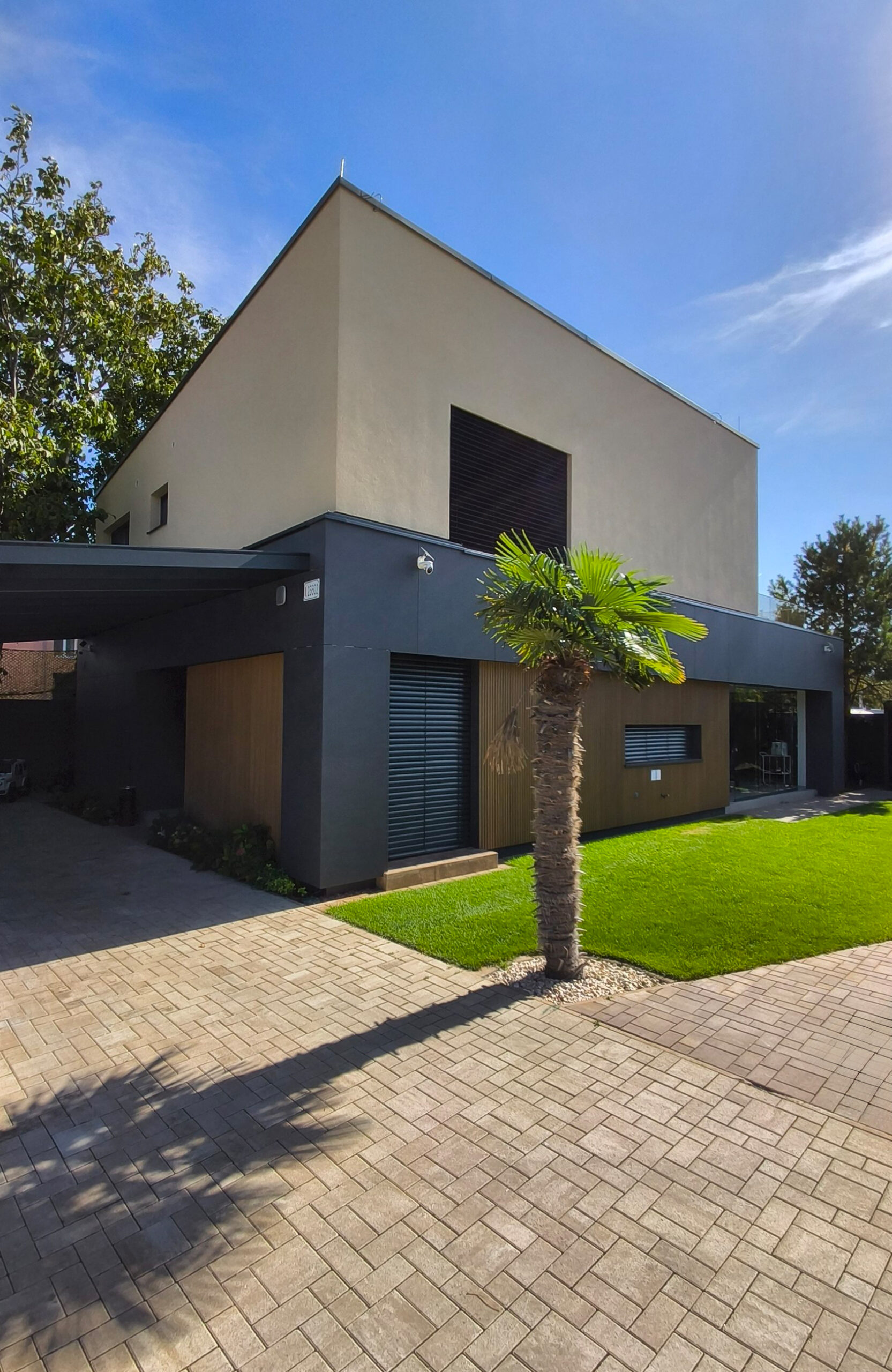 Modern house with LEGRO FS15 Maple WPC facade cladding in Bratislava, Slovakia