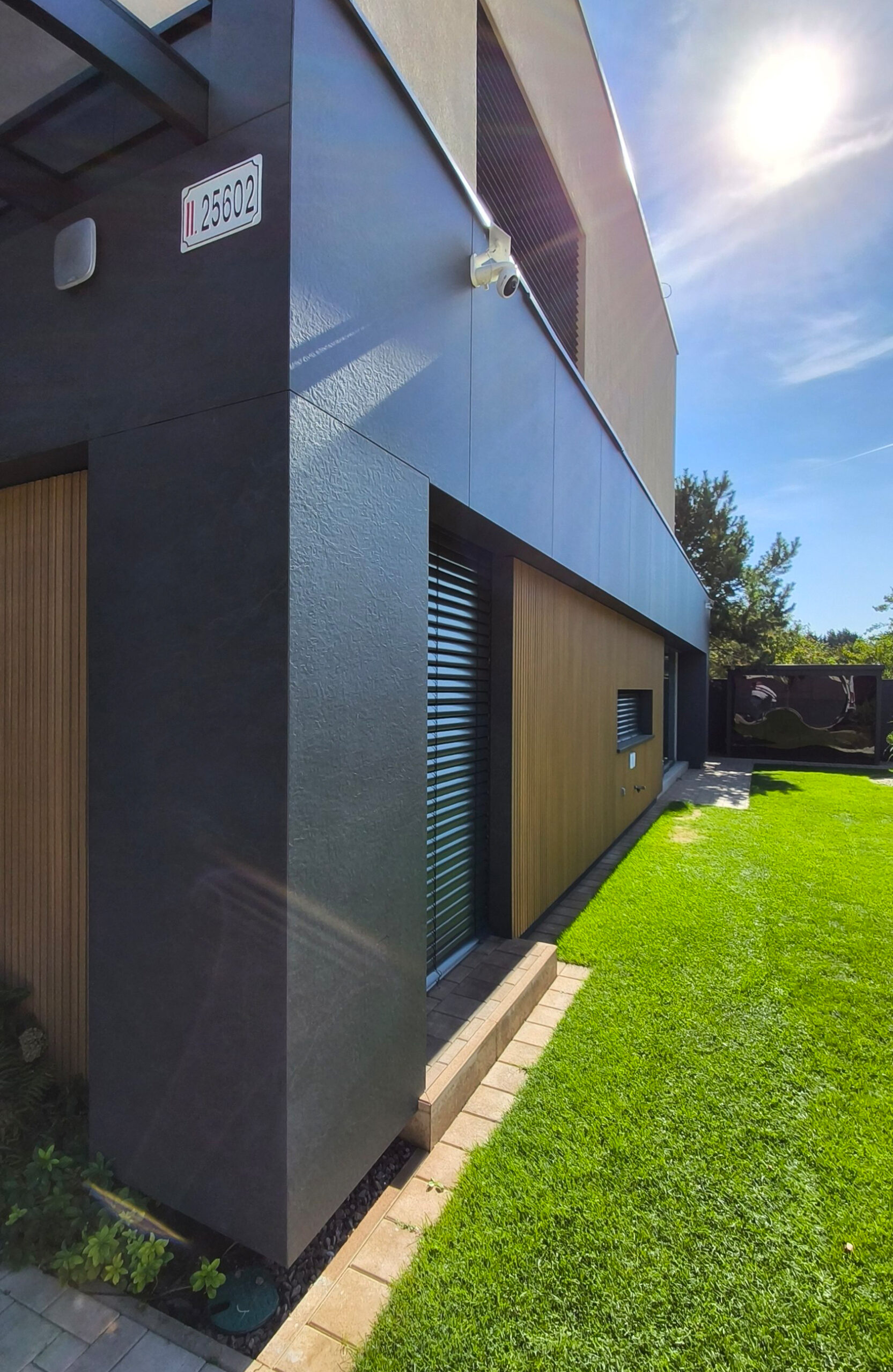 Contemporary residential facade featuring LEGRO FS15 Maple cladding and dark architectural panels